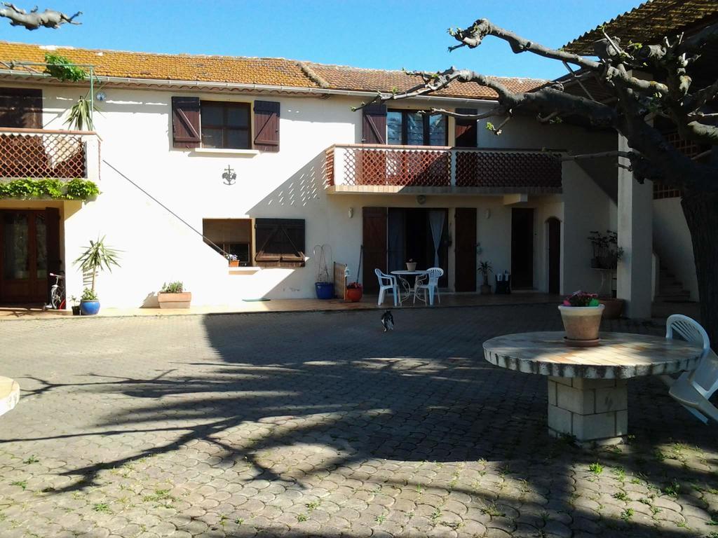 Les Prairies Mas Roux Guest House Raphele Exterior photo